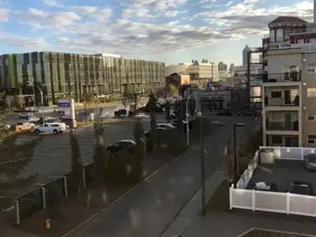 1st month half price !! Unique 2 level, 2 bdrm corner unit overlooking downtown. | 11219 103A Avenue Northwest, Edmonton