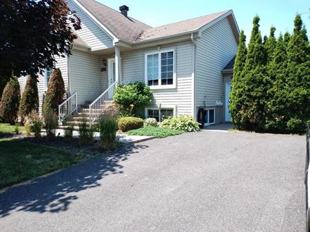 Mcmasterville 5 1/2 Logement , LIBRE , Bas de maison duplex, rare sur le marché !