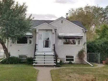 Home for rent Close to LRT 4 bedroom 2 Bath 2 Kitchen With Garage | 7214 127 Avenue Northwest, Edmonton