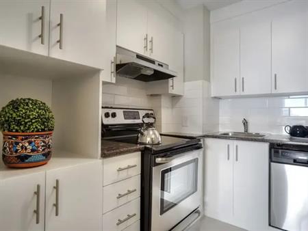 Port de Mer | 99-101 Place Charles-LeMoyne, Longueuil