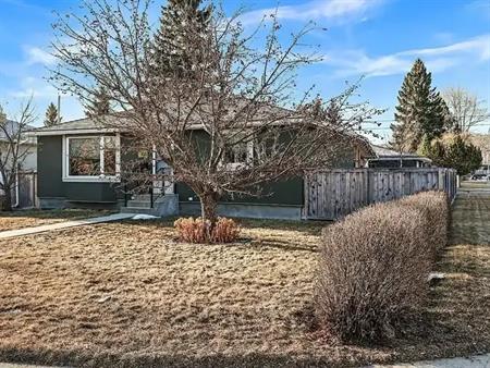 Exceptionally well kept 4 bedrooms, 2 full bathrooms, 946 square feet bungalow i | Calgary