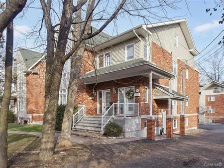 Condo spacieux sur 2 niveaux avec mezzanine – 3 chambres – Ville de Rosemère - à deux pas de la Gare!