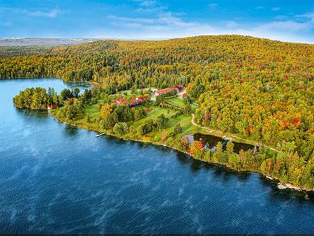 Magnifique Terrain boisé ou bord de l'eau / Location court terme possible : Domaine du Lac Moffatt https://domainedulacmoffat