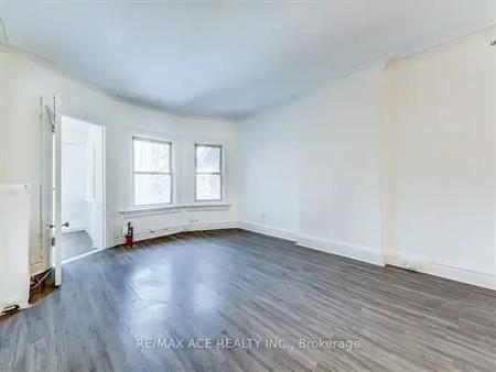 Annex Living! Steps to TTC, top eats, and fun—spacious bachelor, utilities in! | 173 Spadina Road, Toronto