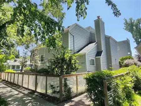 Comfortable and Convenient 2 Bedroom Townhouse in Vibrant Crescent Heights | 4 - 127 11 Avenue Northeast, Calgary