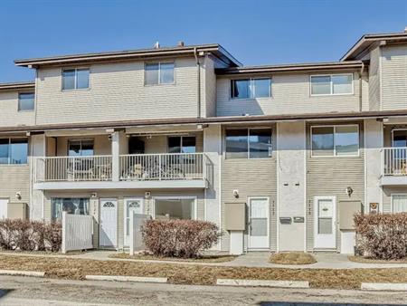 Charming 2-Bed Bungalow-Style Townhouse | Pet-Friendly | Bright & Spacious | 1113 - 200 Brookpark Drive Southwest, Calgary