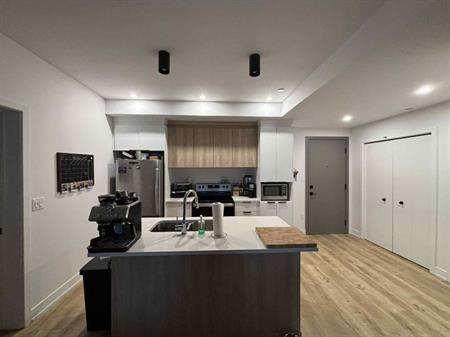 Appartement à Louer - 3½ + Den/bureau