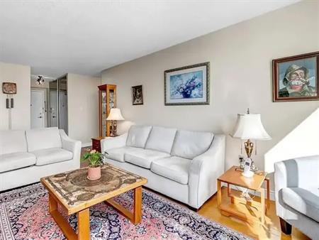 Woodlawn Towers Two Great Apartment! | 19 Woodlawn Road East, Guelph