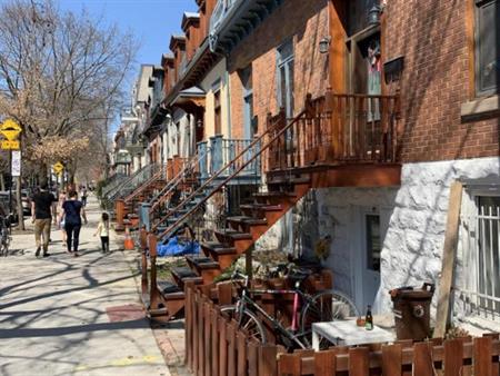 Plateau Mont Royal, Avenue Laval angle Roy 5/2 620 pieds carrés. Rénové, cour 1850 $/mois