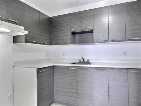 4 ½ RÉNOVÉ À STE-FOY |PISCINE | AOÛT