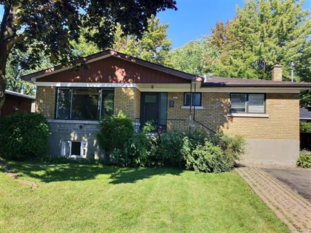 Rare! Maison unifamiliale 5 chambres dans Le Vieux-Longueuil libre de suite