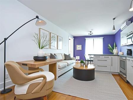 Condo magnifique de 900 pieds carres qui s'etale sur 2 etages!