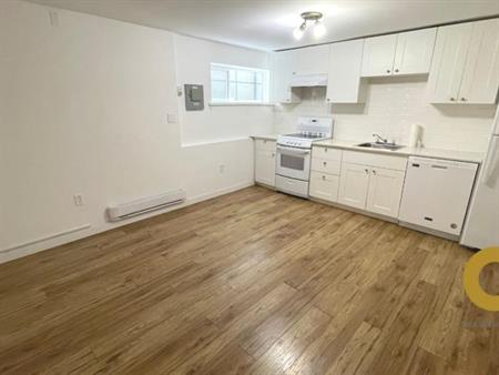 Cozy 1 Bed 1 Bath next to White Rock Pier!! All utilities included!!! | 15349 Victoria Avenue, White Rock