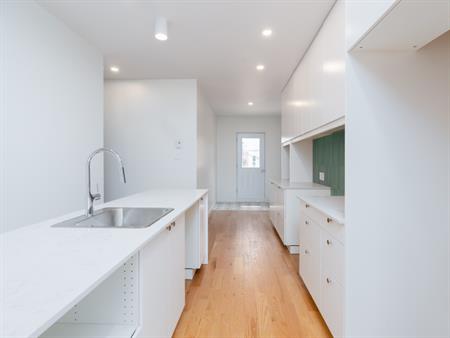 RDC – 4 ½ Avec Jolie Cour Privée