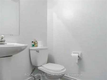 123 QUEENSBURY DRIVE | 123 QUEENSBURY DRIVE, Ottawa