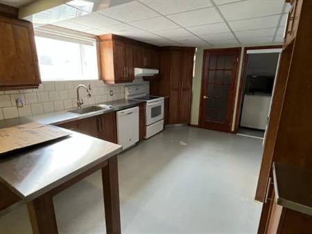 Logement à louer, grand 4 et demi dans une maison au sous-sol. Entrée indépendante, chauffé et éclairé.
