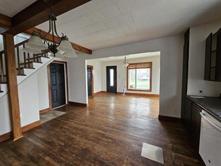 Grande maison deux étages à louer, disponible immédiatement