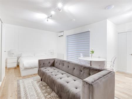 Bachelor - 1755 Rue Saint-Denis, Montréal