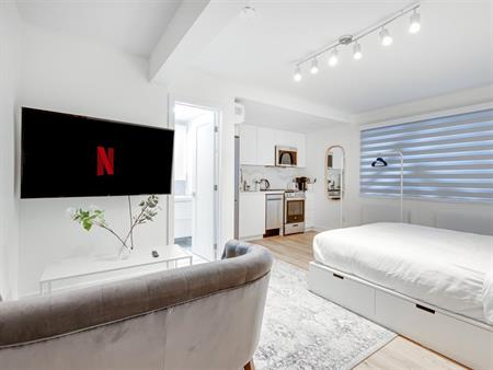 Bachelor - 1755 Rue Saint-Denis, Montréal