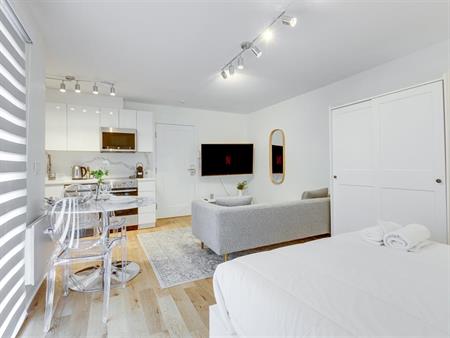 Bachelor - 1755 Rue Saint-Denis, Montréal