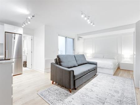 Bachelor - 1755 Rue Saint-Denis, Montréal
