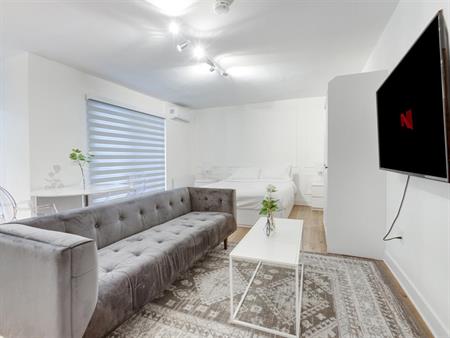 Bachelor - 1755 Rue Saint-Denis, Montréal
