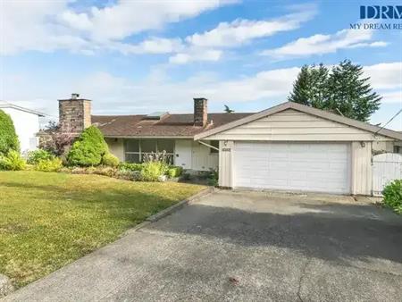 D220 - Bright and Spacious 2 Bed 2 Bath Main House in Burnaby | 4342 Southwood Street, Burnaby