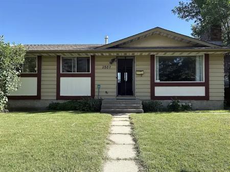 Spacious living room, cozy kitchen, 2 bedrms, 4pce bathrm, backyard, alley pkg | 2807 41A Avenue Southeast, Calgary