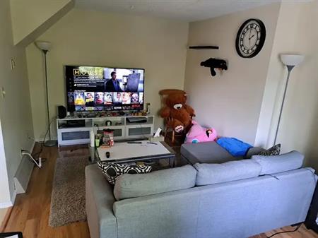 One bedroom available in shared accommodation for university student. | Calgary
