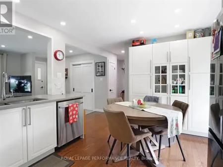 MAIN FLOOR - 926 CHARLESWOOD AVENUE | MAIN FLOOR - 926 CHARLESWOOD AVENUE, Ottawa
