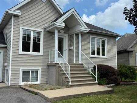 4 1/2 maison haut de duplex