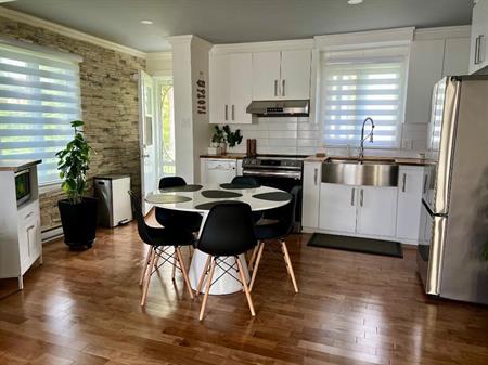 Maison lumineuse à louer, semi-meublé, 1400$/mois à Louiseville.