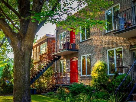 Ahuntsic | Luxueux 3 chambres + Bureau | 1800 pi² sur 2 étages | Cabanon, Cour et Boisé | Air Climatisé