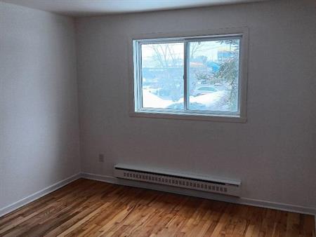 4 1/2 pièces, Rue Lamarre, Vieux-Longueuil (près centre Jacques-Cartier), 1er octobre