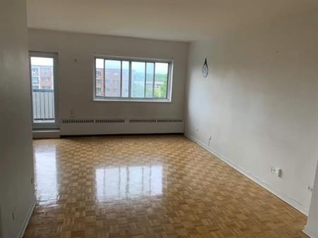 1 CH - 1 SDB - St-Laurent - $1,375 /mo