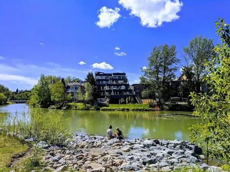Brookwood Manor | 108 23rd Ave SW, Calgary