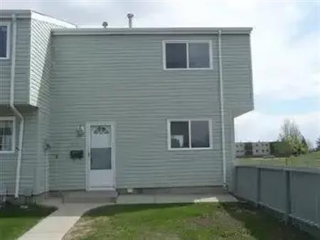 End Unit - Way Too Sexy to be Vacant!!! | 231 Dickinsfield Crt Nw, Edmonton