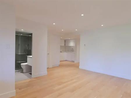 5530 Cote Saint-Luc Road | 5530 Cote Saint-Luc Road, Montreal
