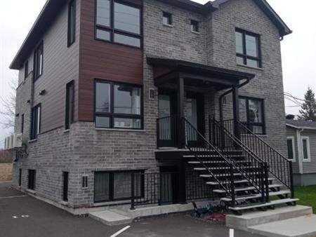 5 1/2, Ste-madeleine, bas de triple(demi-sous-sol), porte patio ,terrasse, cabanon, secteur sécuritaire, tranquille, près des