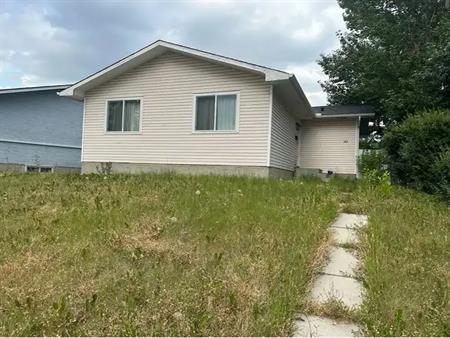 RENOVATED 3 BEDROOM 1.5 BATH MAIN FLOOR BUNGALOW | 363 Penworth Way Southeast, Calgary
