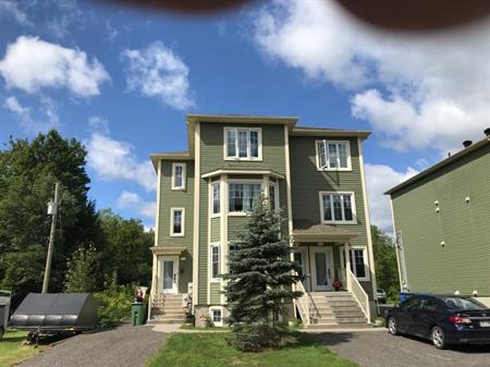Cowansville grand 61/2 style condo à louer