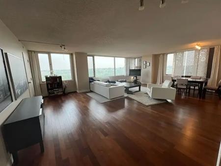Private room in downtown luxury condo. Female Only. | 500 Eau Claire Avenue Southwest, Calgary