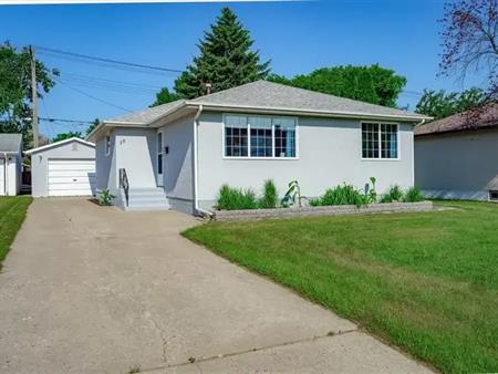 15 Lomond Boulevard | 15 Lomond Boulevard, Winnipeg