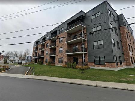 Grand Condo 4 1/2 Luxueux Avec Garage