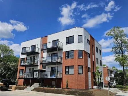 Premier mois gratuit - 5 ½ avec1 stationnement intérieur inclus !!