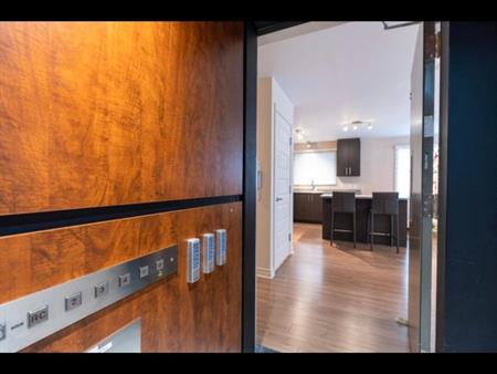 5 1/2 saint hubert, accès direct avec ascenseur privée!