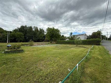 Danville (Estrie) : Grand terrain pour construction multi-logement