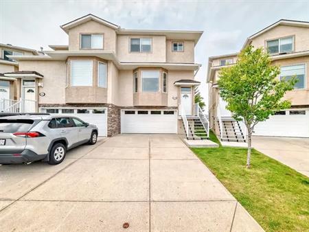 Charming & Spacious Townhome with Golf Course Views | Calgary