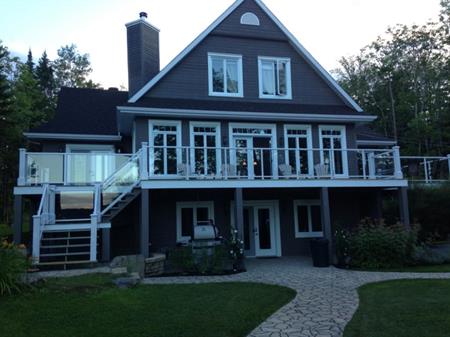 Le Brundi est un magnifique chalet à louer à long terme seulement au bord de l’eau