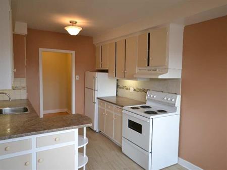 POINTE-CLAIRE - TRÈS GRAND ET LUXUEUX 3½ À LOUER